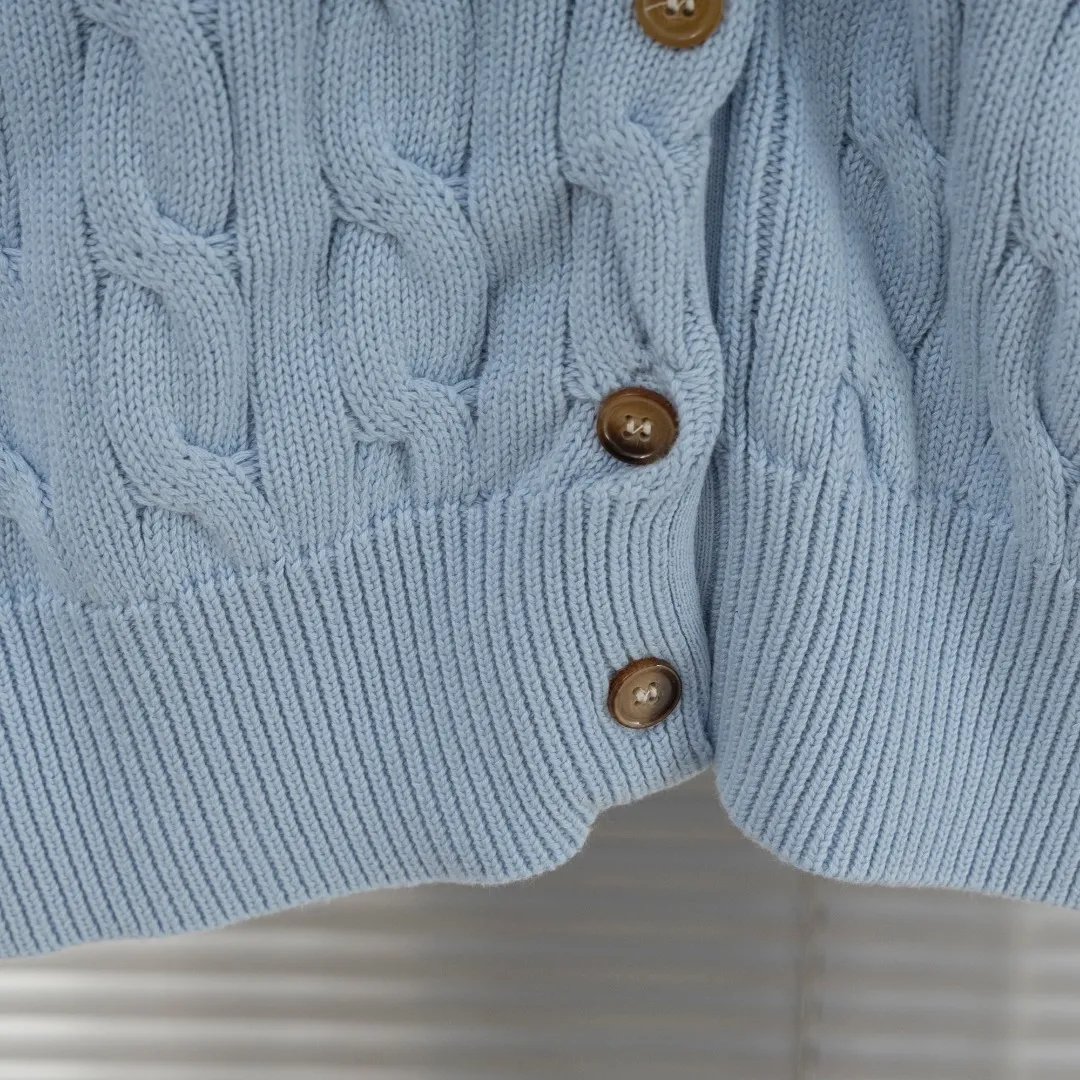 P290 top version (different currencies) You can scan the code to enter the official website. Style: Ralph Lauren POLO Ralph Lauren small label embroidered knitted cardigan jacket. Color: Picture color. Size: S-XL. Fabric: pure cotton. Accessories: full set of customized accessories. No gender distinction. Same style for men and women.
